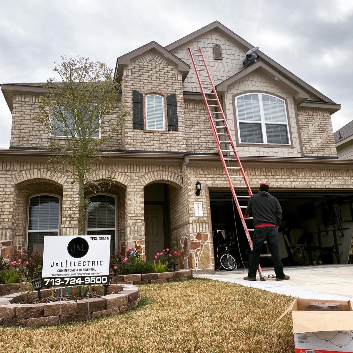 JLElectric3's tweet photo. When it comes to exterior lighting we can help you achieve the look that you envision! Wrapping up this project and already receiving inquiries from neighbors, who’s next???💡✨👷🏽 #electricalcontractor #licencedelectrician https://t.co/q7hhScgDa3