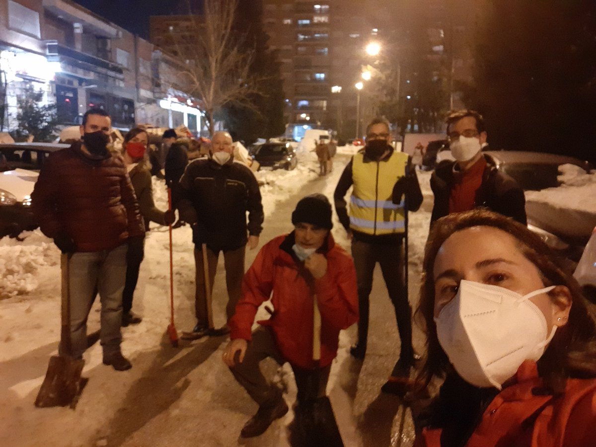 Aran_Perianes's tweet photo. Continuando con la limpieza de la calle Santa Virgilia. Aquí nuestra pequeña cuadrilla. Acceso a Santa Vigilia 5 y 7 libre para coches. @HortalezaPV @ttguardi https://t.co/Y20UOtxovI