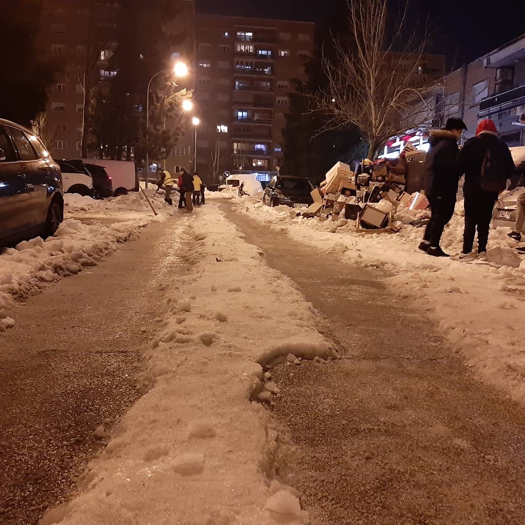Aran_Perianes's tweet photo. Continuando con la limpieza de la calle Santa Virgilia. Aquí nuestra pequeña cuadrilla. Acceso a Santa Vigilia 5 y 7 libre para coches. @HortalezaPV @ttguardi https://t.co/Y20UOtxovI