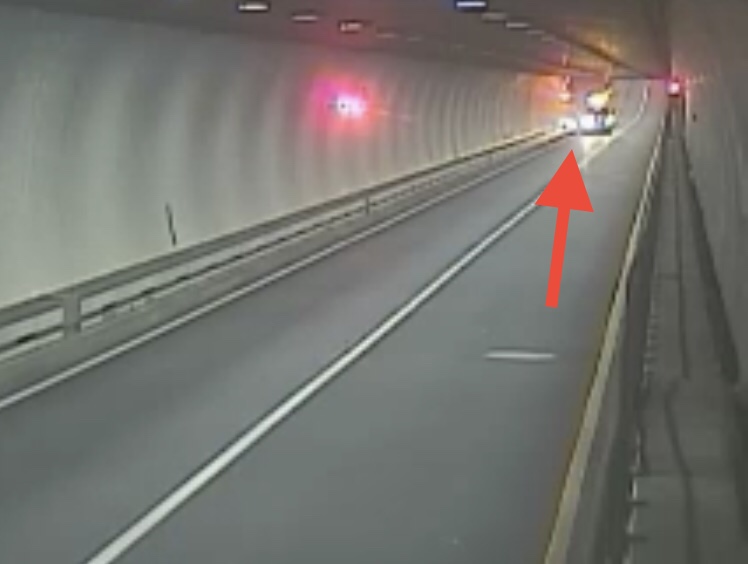 WTKR3's tweet photo. #Traffic alert: I-664 S at #MMMBT shut down due to stalled vehicle in the tunnel; Traffic held up at the entrance of the bridge in #NewportNews https://t.co/VjZkE9LTv9 @TedNoah https://t.co/4S7Pu446GP
