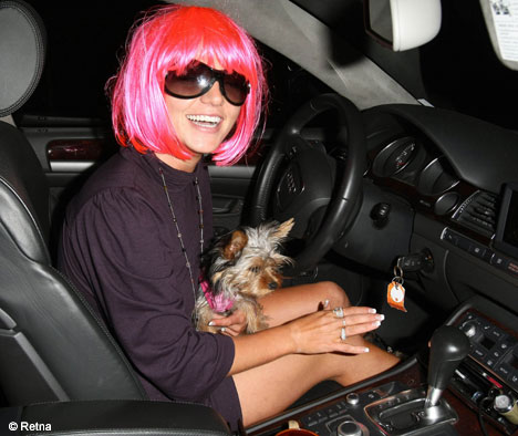 As 2007 progressed, Britney's relationship with the paparazzi changed as she started dating one of them and going on innocent adventures with them, wearing wigs and speaking in accents. Whether performative or just having fun, none of this suggests Britney was crazy.  #FreeBritney