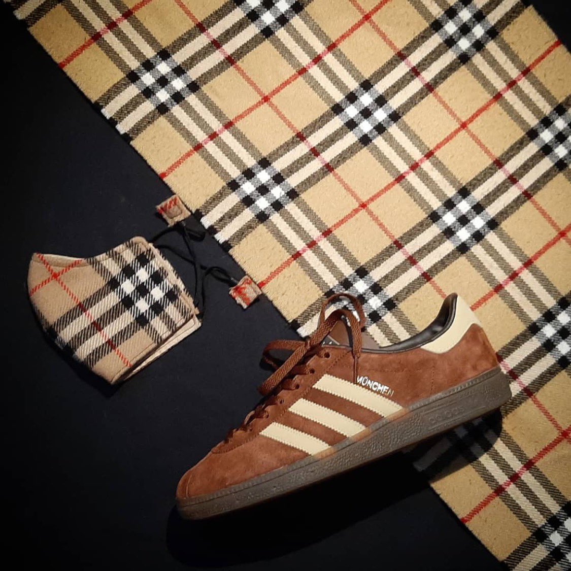 casualsdirect's tweet photo. Repost from @adidaniels_
•
Bit off @burberry and München Spzl
#12stripes2soles1love #burberry
#3stripes2soles1love #adidas
#thebrandwiththethreestripes #ifyouknowyouknow #adidasonly
#adidasonlyaddiction https://t.co/iKbJ2yCCHk