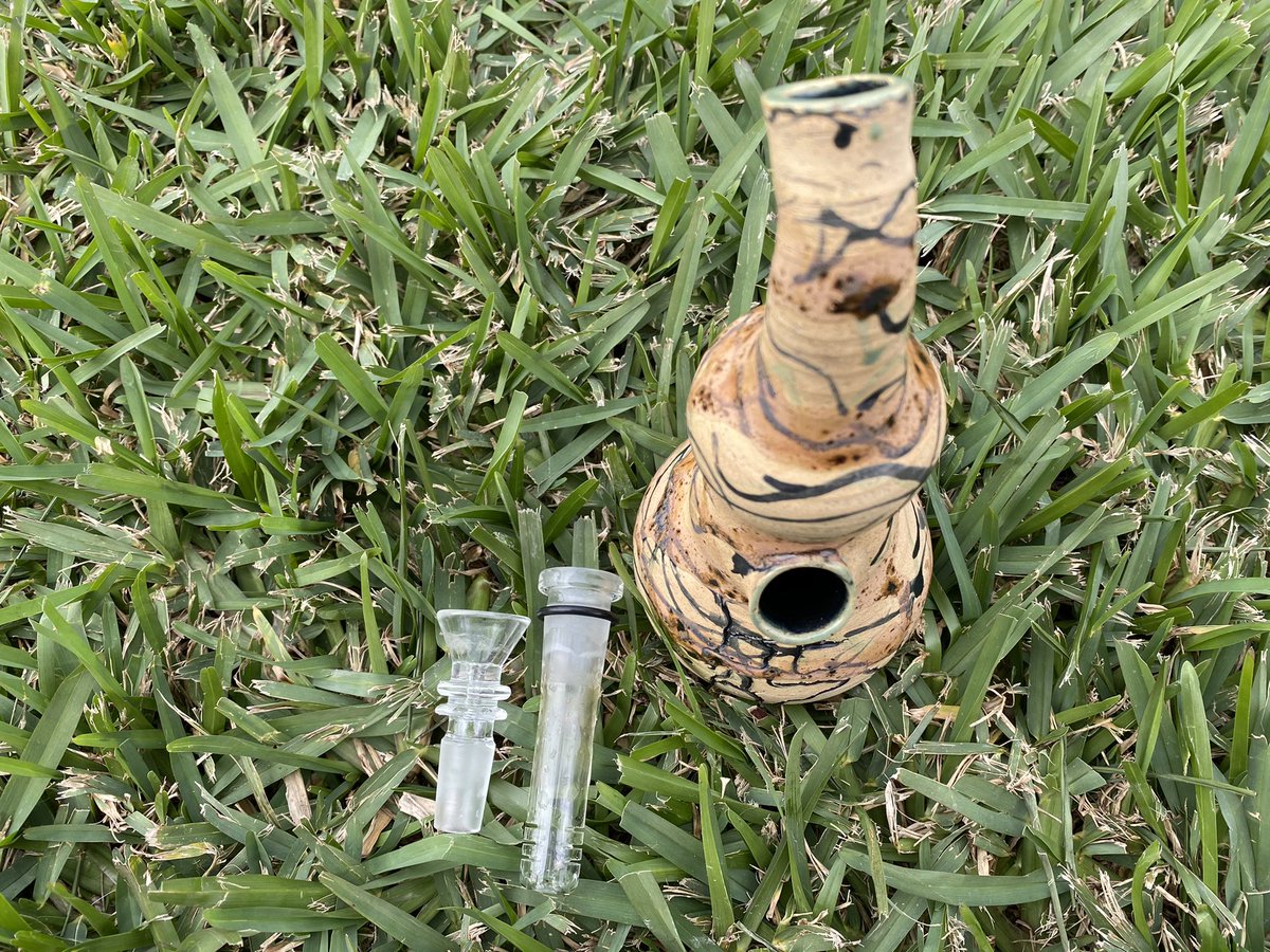 DeasyBrenden's tweet photo. ‼️ATTENTION TWITTER‼️ 
My first hand thrown water pipe!! 
Price: $100 shipped in the U.S. 
show some love and help ya boy out👏🏼💨💨 #NationalHatDay #waterpipe #CannabisCommunity #420friendly #artist #pottery #vase #SmallBusiness https://t.co/0VoIlUOHpn