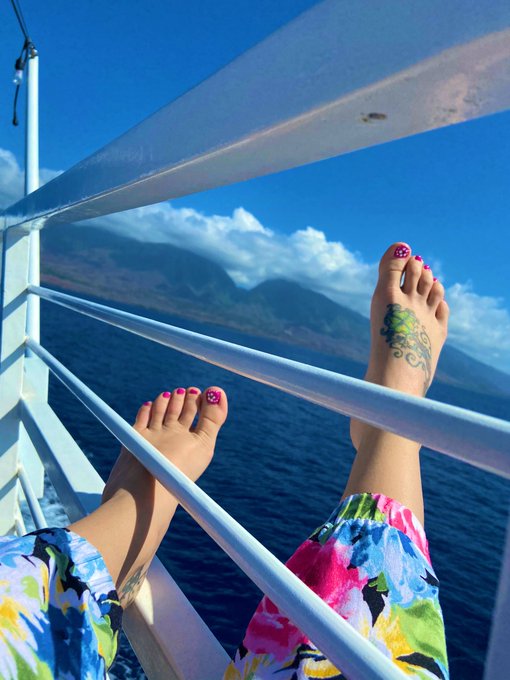 🐳 Currently whale watching, so you get to enjoy some feet porn on your timeline brought to you by me:<a href="/tag/wankzwednesday"class="tags"><span>#wankzwednesday</span></a>