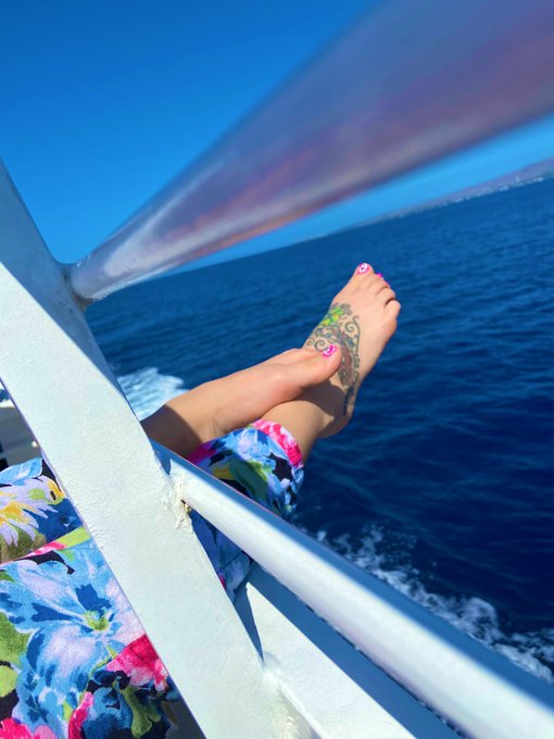 🐳 Currently whale watching, so you get to enjoy some feet porn on your timeline brought to you by me:<a href="/tag/wankzwednesday"class="tags"><span>#wankzwednesday</span></a>