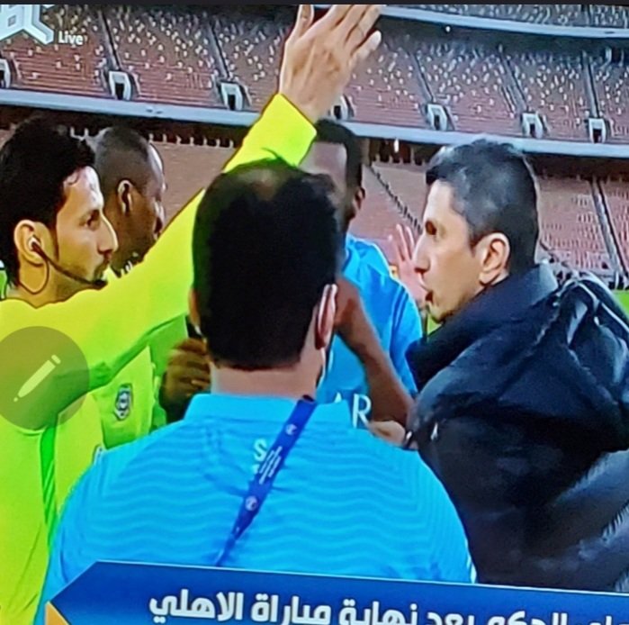 GENBOF31CONRet3's tweet photo. يازمان العجايب وش بقى ماظهر
كل ماقلت هانت جد علم جدید 
ان حكينا ندمنا وإن سكتنا قهر 
                😳😵
      😇💥😨😇💥😇

#مدرب_الهلال_يتهجم_عالحكم https://t.co/8GPJNrq3Cz