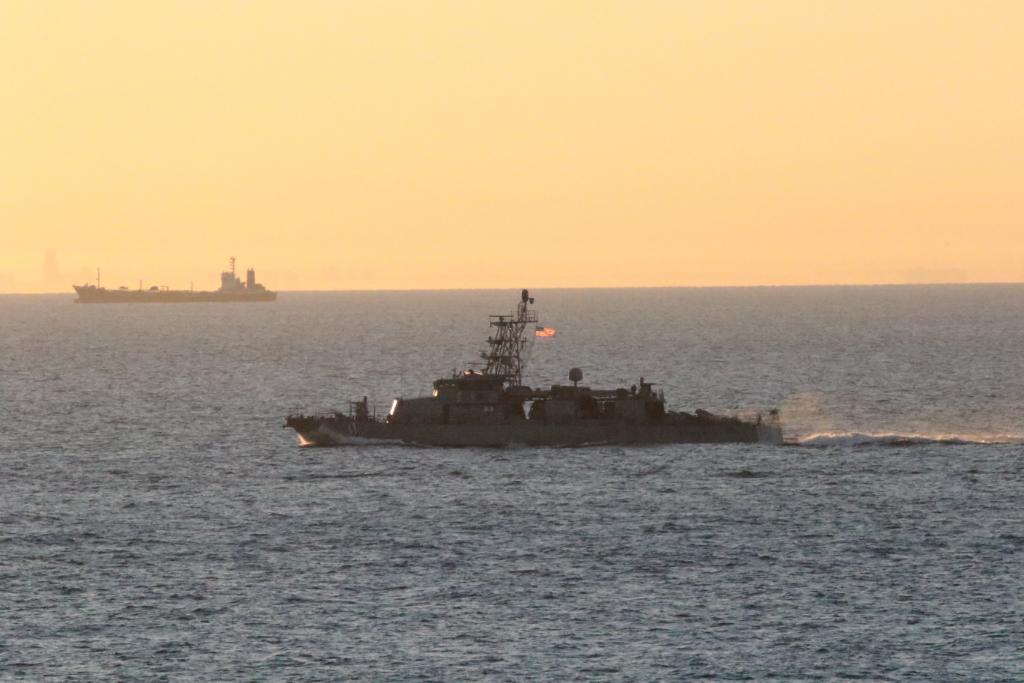 #USNavy patrol coastal ship #USSWhirlwind & @USCG patrol boat USCGC Aquidneck in formation during a Strait of Hormuz transit. Both are deployed to @US5thFleet in support of naval operations to ensure maritime stability & security in the region. #AdvantageAtSea
💪 ⚓