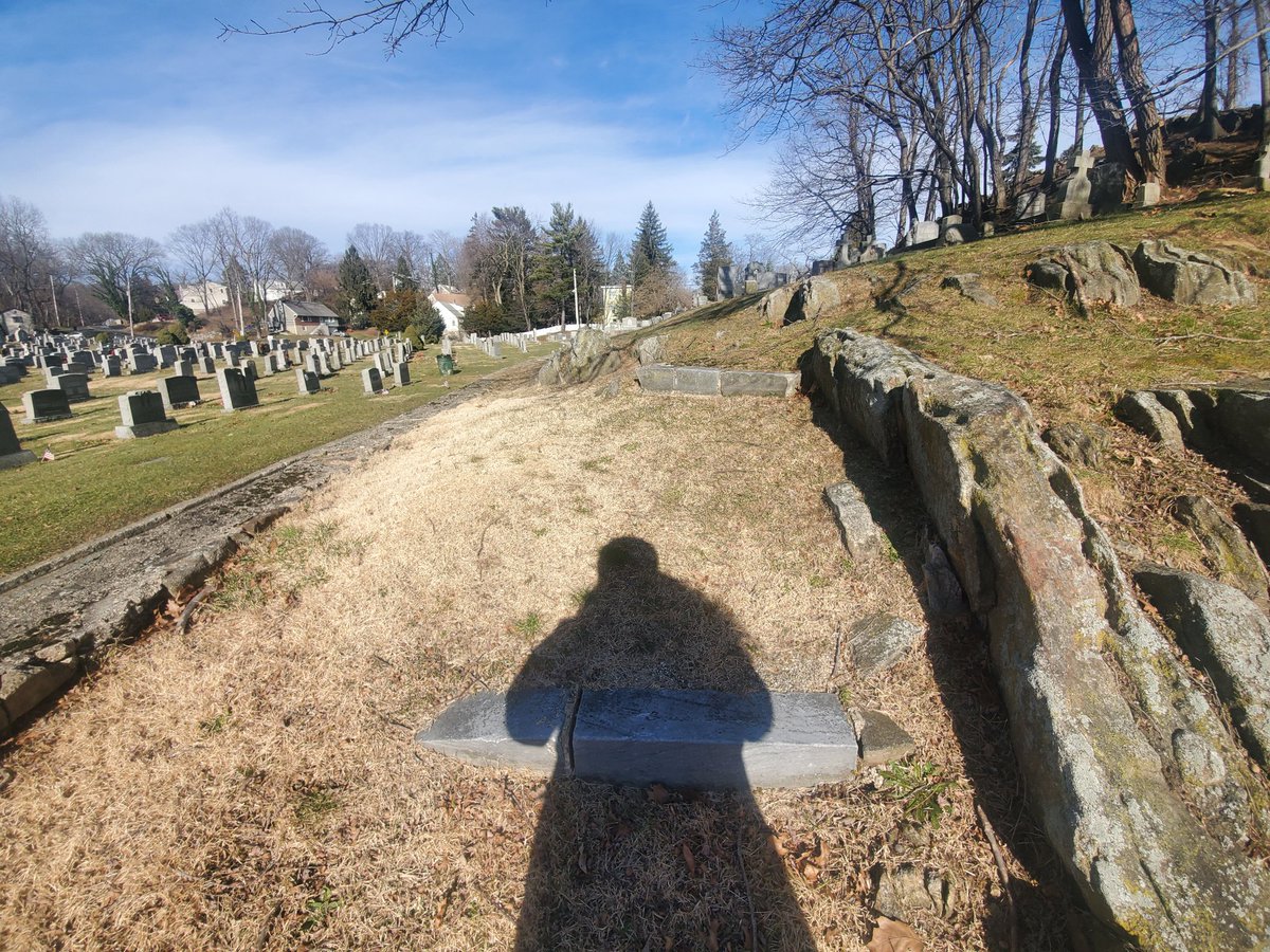 HellenAwkward's tweet image. After spending 5 days a week dealing with people... it's no wonder I spend my weekends chillin at cemeteries. #Cemetery #antisocial