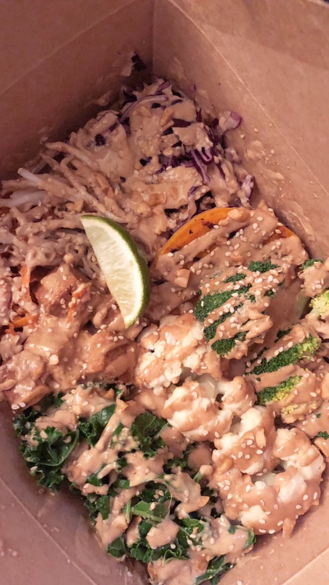 Hellooo Friday! 🤩🥂 Scrumptious and super healthy Thai Peanut Bowl from Nourish Moi to get the weekend started 🌱✨ #shoplocal #ShopLocalPortCredit #supportlocal #SupportLocalPortCredit #supporttheport