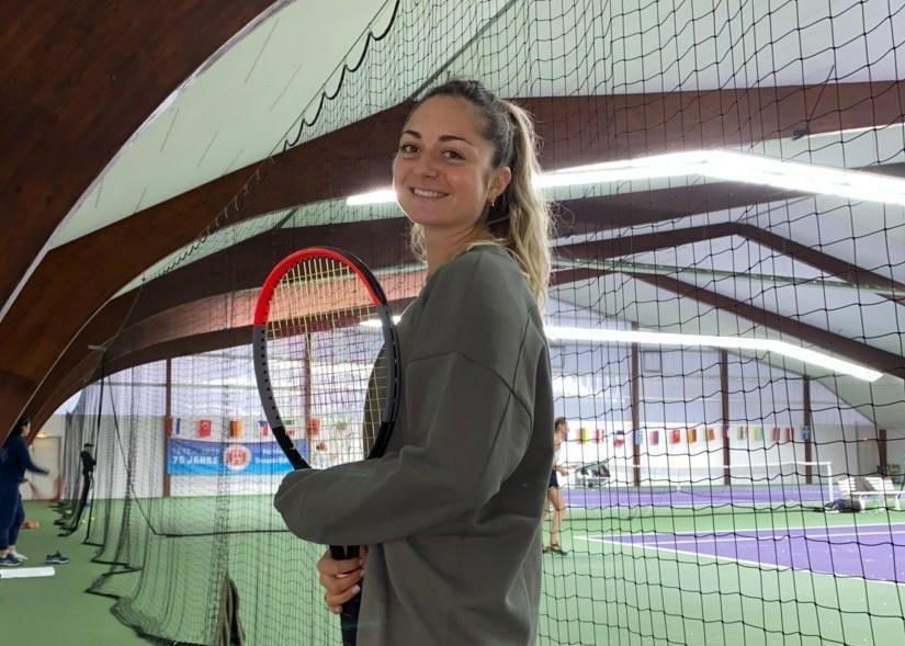 [📝 INTERVIEW]

Nombreuses sont les françaises qui ont du potentiel comme les qualifications de l'<a href="/AustralianOpen/">#AusOpen</a> l'ont montré, <a href="/MargotYero/">Margot Yerolymos</a> est elle aussi ambitieuse. Elle s'est confiée à nous, à lire ! ⤵️📰
reportersincredules.wordpress.com/2021/01/15/en-…

#MargotYerolymos #Tennis #Paris #newinterview