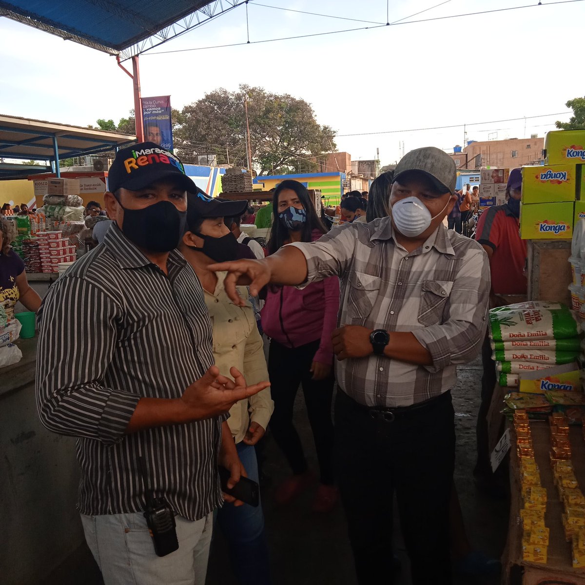 marnicgamez's tweet photo. Desde la comisión de Mercados  publicos de Maracaibo, visitamos el Mercado Curva de Molina para garantizar junto @alcaldiademcbo dirección de mercados. funcionamiento, estructuras física, las medidas de bioseguridad para la lucha contra el covid y la conversa con nuestra gente. https://t.co/R0LjtwnnH2