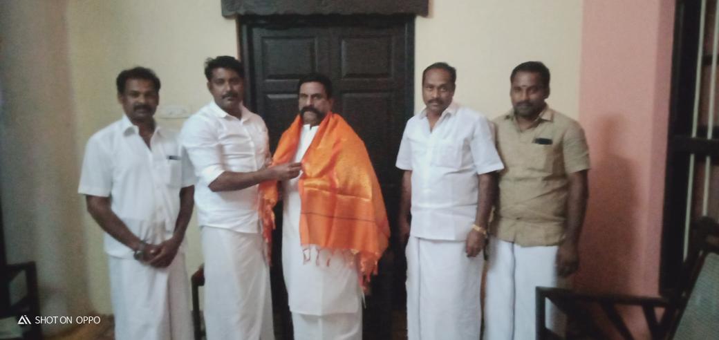 mumbatch's tweet photo. #பூண்டி இளவல் திருமிகு K.கிருஷ்ணசாமி வாண்டையார் https://t.co/WZFvq645id...   தெற்கு மாவட்ட காங்கிரஸ் தலைவர் அவர்களை மரியாதை நிமித்தமாக சந்தித்து வாழ்த்து பெற்றப்போது..,.#TTVDhinakaran https://t.co/BJDNEgg5H4