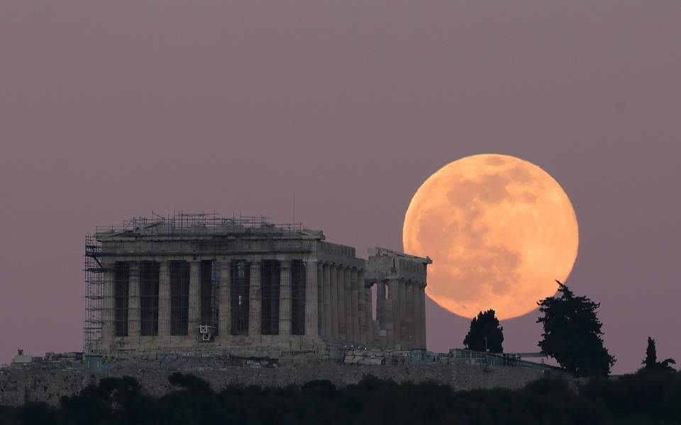 First full moon of 2021 rises behind the majestic Parthenon of Athens #Greece
Picture by: Yiannis Liakos