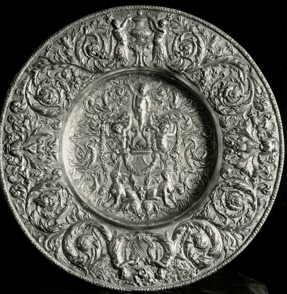 ArteGranda's tweet photo. Os mostramos algunas de las piezas de platería civil incluidas en el catálogo que acompaña a su tesis doctoral, que fueron realizadas en nuestros Talleres de Arte en la primera mitad del siglo XX. https://t.co/uirznKjWDT