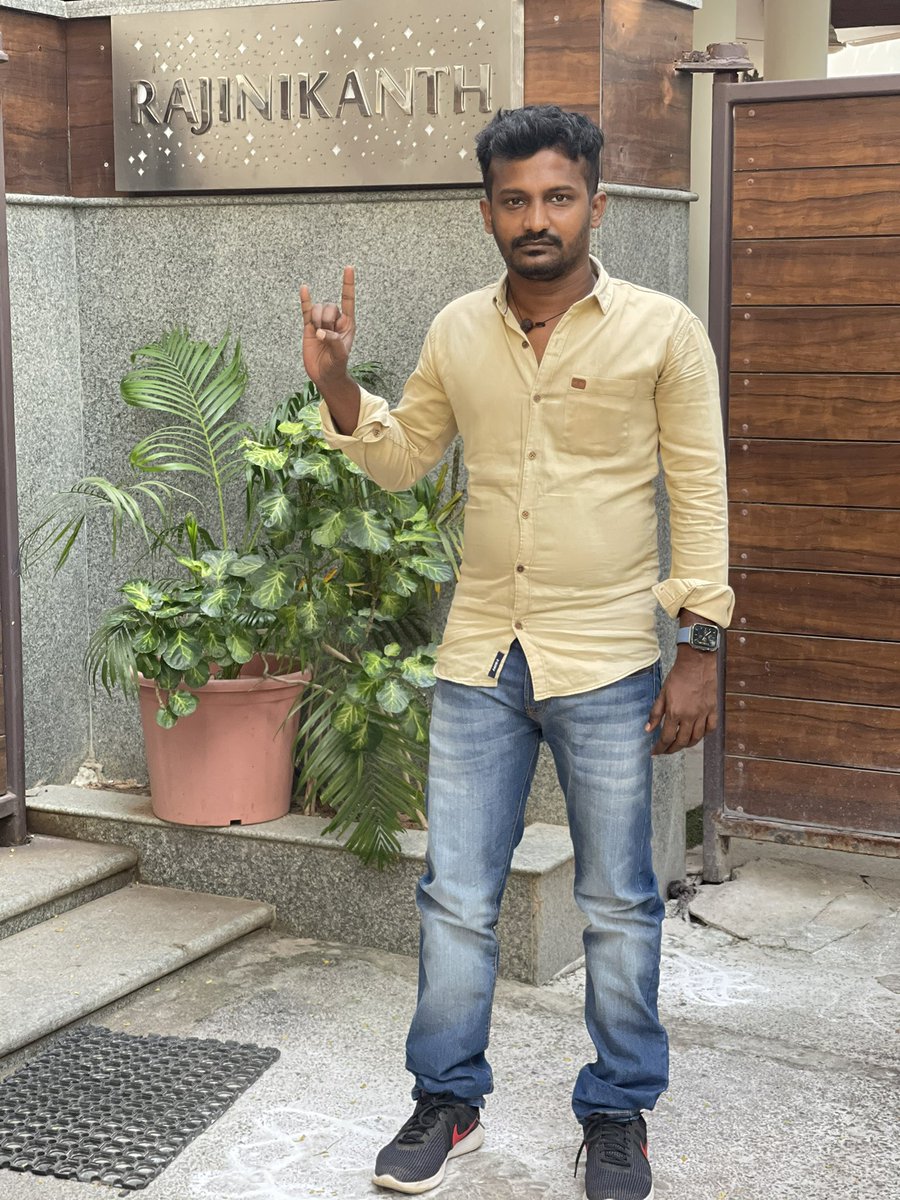 rajini_balu's tweet photo. Today Thalaivar Home 😎🙏

Poda Andha Andavaney Namma Pakkam irukkan 😎🤘🙏 https://t.co/vHSKqeYuPw
