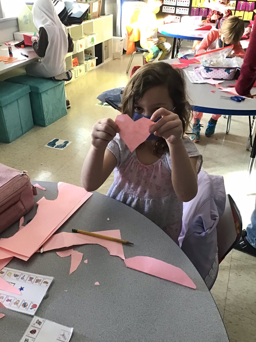 loadsoffunin121's tweet photo. Cutting hearts to hang in B1 next week... โค๏ธ๐ #persistencepower #finemotor #funfriday https://t.co/Z2NbrppaAC