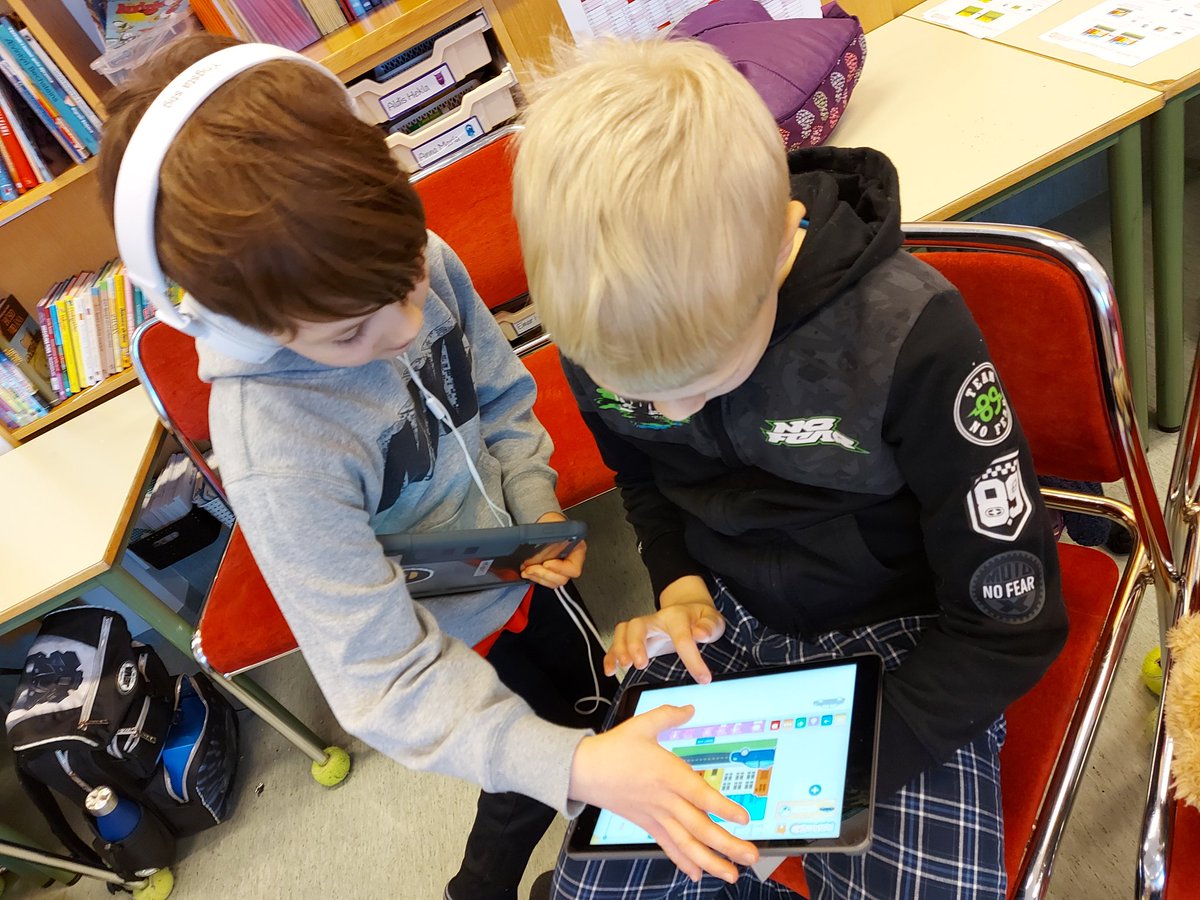 johannadogg's tweet photo. @ScratchJr forritun hjá okkur @hansrunar á 100 daga hátíð hjá 3.-4. bekk 📲 #menntaspjall #forritun #kóðun https://t.co/UO6HqxDT2w