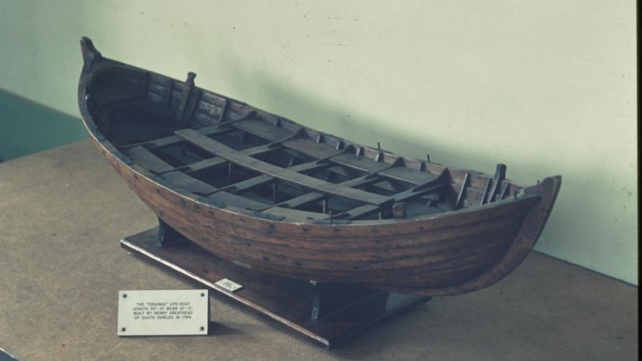 Шлюпка 18. 1790 В Англии впервые в мире испробована на море спасательная шлюпка. 1790 Спасательная шлюпка в Англии. Шлюпка grb75k. Лодки 18 века.