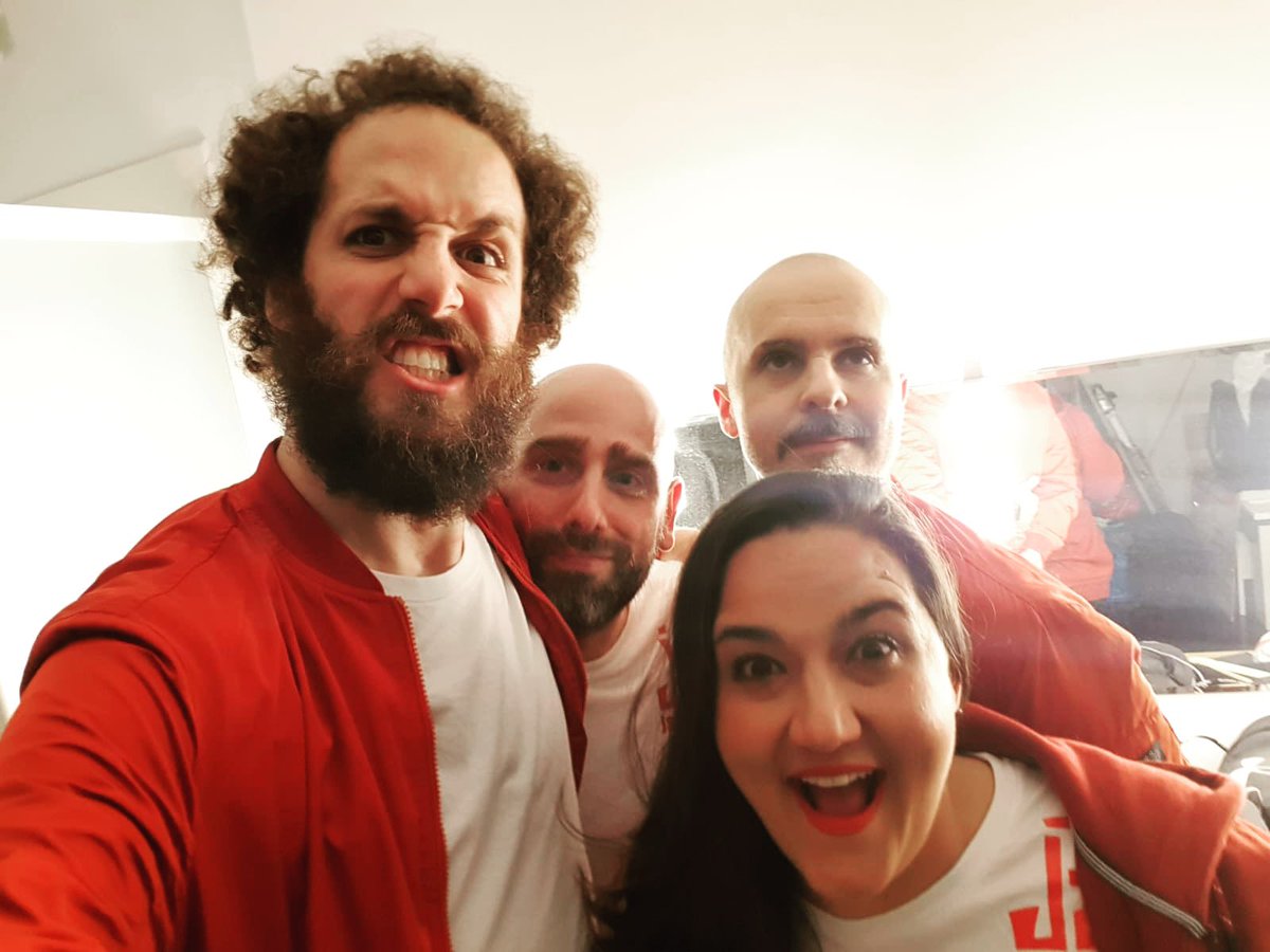 ¿Cuál es el plan? 

A las 17:00, <a href="/DimeQueTodoEsta/">Todo está bien 🎭</a>, comedia inteligente y estupendas interpretaciones atrapalo.com/entradas/dime-…

A las 19:30, <a href="/jamms_teatro/">Jamms!</a>, ingenio impro y carcajadas atrapalo.com/entradas/jamms…

P L A N A Z O