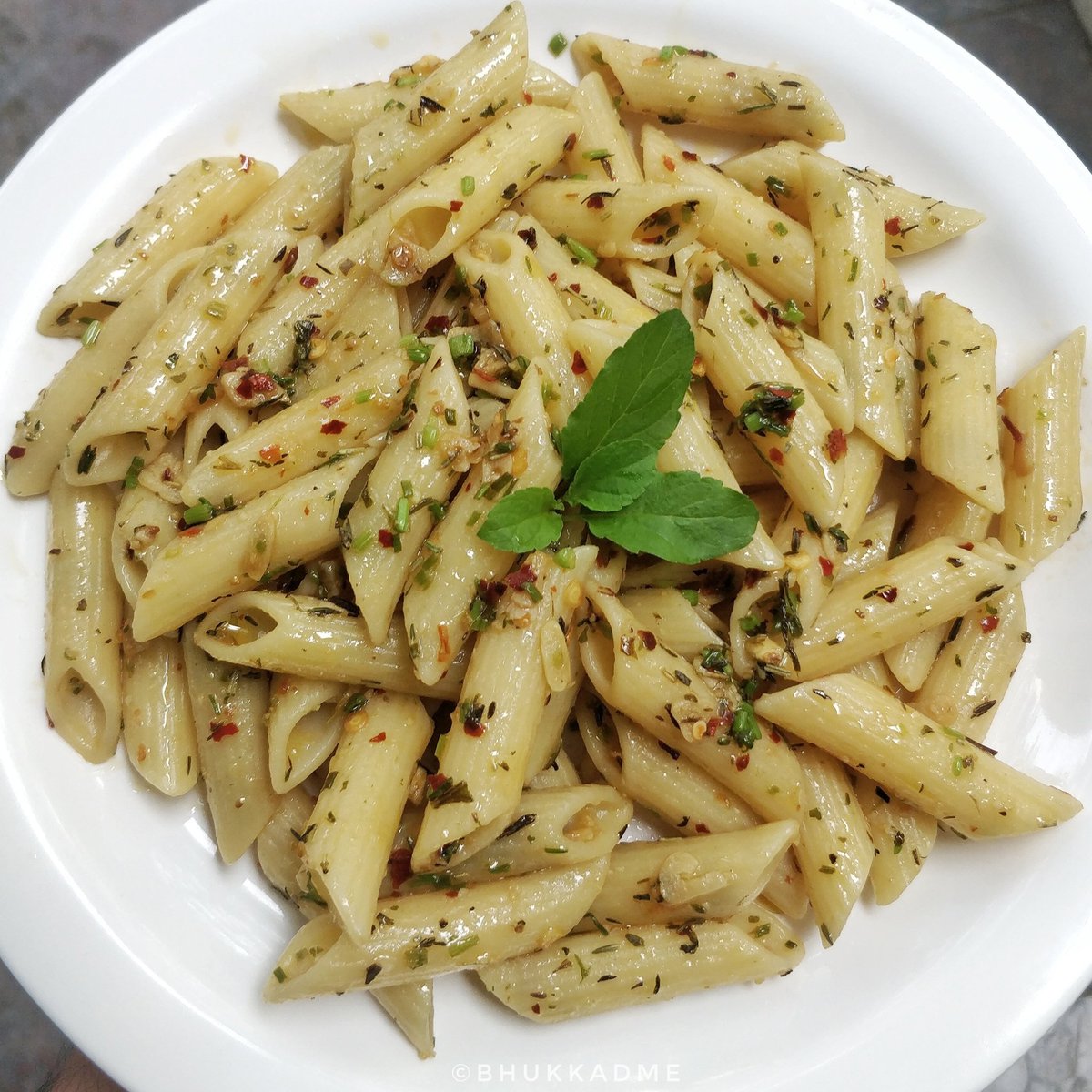 BhukkadMe's tweet photo. Penne Aglio e Olio. ❤️

#pasta #aglioeolio #italianfood https://t.co/Dhy8FksQwi
