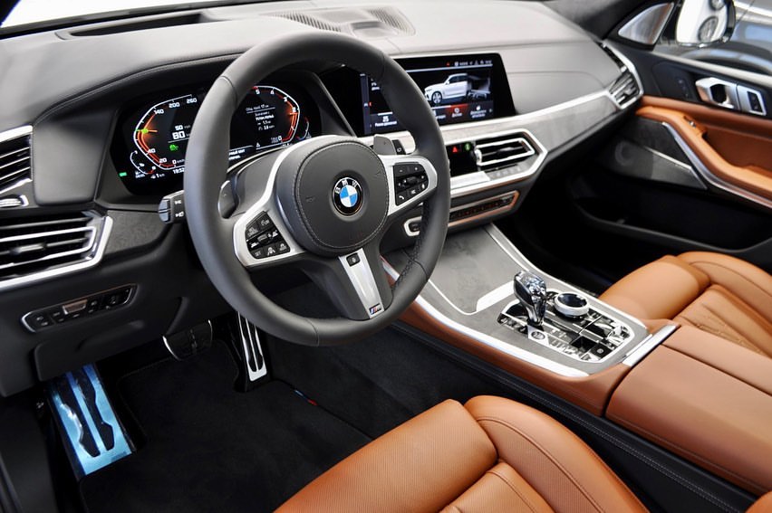 cars_pixels's tweet image. The benchmark. The Alpine White BMW X5 M50d kitted with some M Performance cosmetic parts.

📸 BMWeurosib