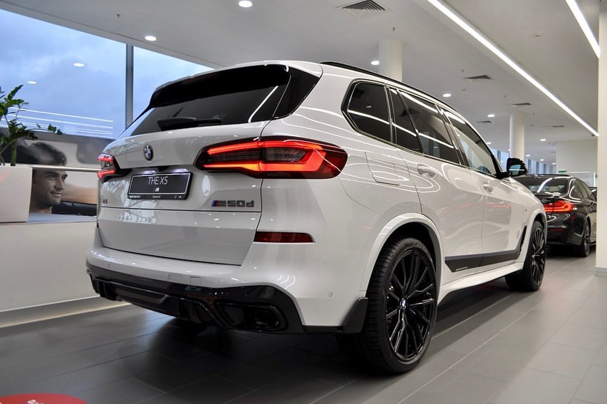 cars_pixels's tweet image. The benchmark. The Alpine White BMW X5 M50d kitted with some M Performance cosmetic parts.

📸 BMWeurosib