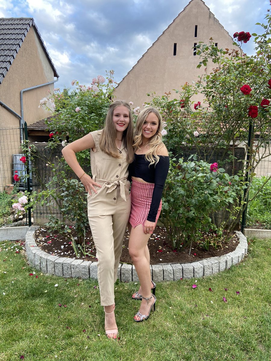 CMrkl's tweet photo. Joyeux anniversaire ma jess, 18ans c’est pas rien gros gros bisous je t’aime fort ❤️❤️@jessicalng26 https://t.co/0zHggQsIGU