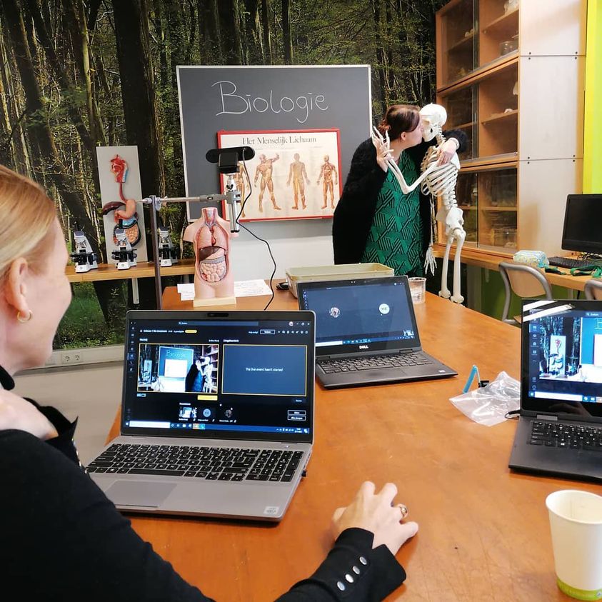 We zijn weer begonnen! Wat hebben we een leuke reacties ontvangen op onze eerste online open dag van ons vmbo. 
Vandaag dag 2 van onze online open dag.  Zaterdag 30 januari van 10.00- 13.00 uur. Kom ook kijken, chatten of volg een online les.  bit.ly/2MyHL6W