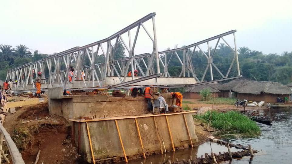 SudUbangi's tweet photo. #Sud Ubangi 

( 1ère partie)

~Le @GouvMabenze 
va doter les routes dessertes agricole de sa province de 6 ponts Métalliques Modulaires.

~Les travaux de construction de ces ponts ont été lancés à #Budjala  par le ministre #provincial des ITPR Maître Nico MOTONGO KENGO. https://t.co/mX3GtQL26p