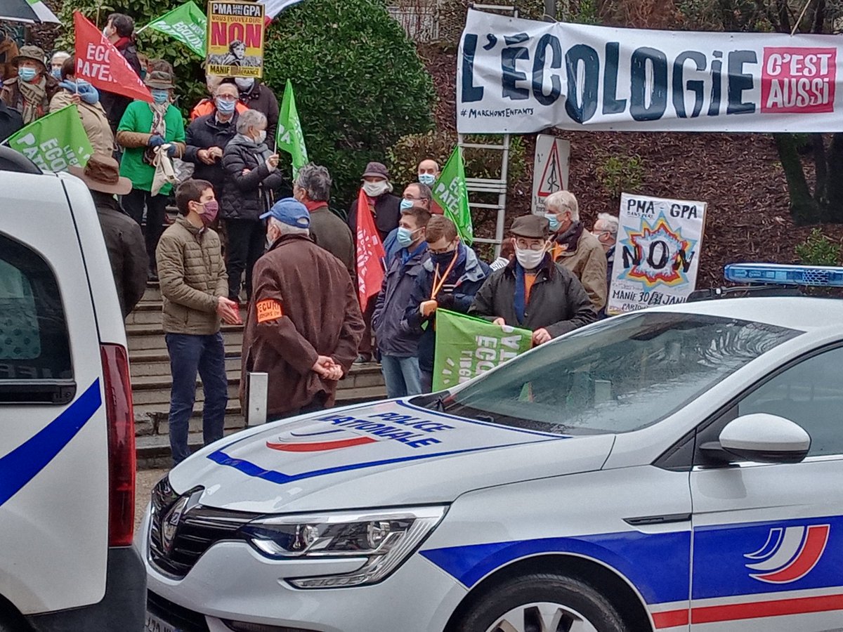 NathanpsB's tweet photo. La manif pour tous, probablement pas beaucoup de chômeurs, mais bien des pédophiles et consanguins #psgstyle https://t.co/HTajfPZDbj