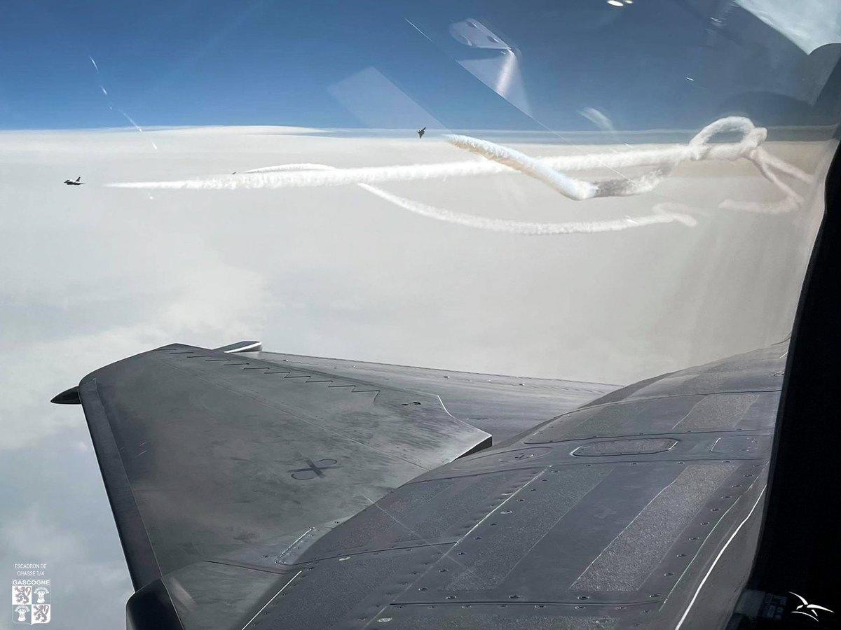 EscadronsChasse's tweet photo. Fin de l’exercice. Le leader annonce le rassemblement à la fin d’une mission air-air BVR. Ses équipiers, éparpillés dans le ciel par les aléas de l’opposition, rappliquent tels de ailiers de la @PAFofficiel et reprennent leur place dans la formation.
#Rafale #EC1_4 https://t.co/KJ0zCbHE3a