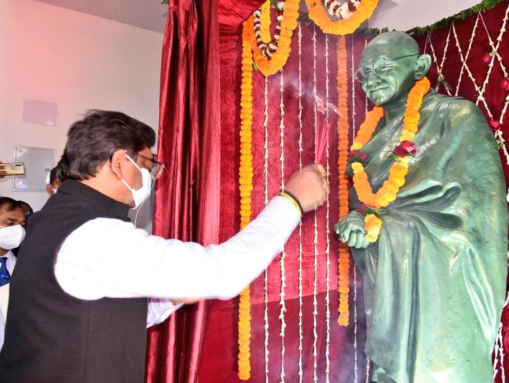HemantSorenJMM's tweet photo. आज बनहोरा में राष्ट्रपिता महात्मा गाँधी एवं वीर शहीद जतरा टाना भगत जी की प्रतिमा का अनावरण एवं टाना भगत अतिथि गृह का उद्घाटन करने का सौभाग्य मिला।
टाना भगत समुदाय के लोगों को सरकार वर्ष में एक बार वस्त्र के लिए दो हज़ार रुपये देने का काम करेगी। https://t.co/qJx0NmrnV6