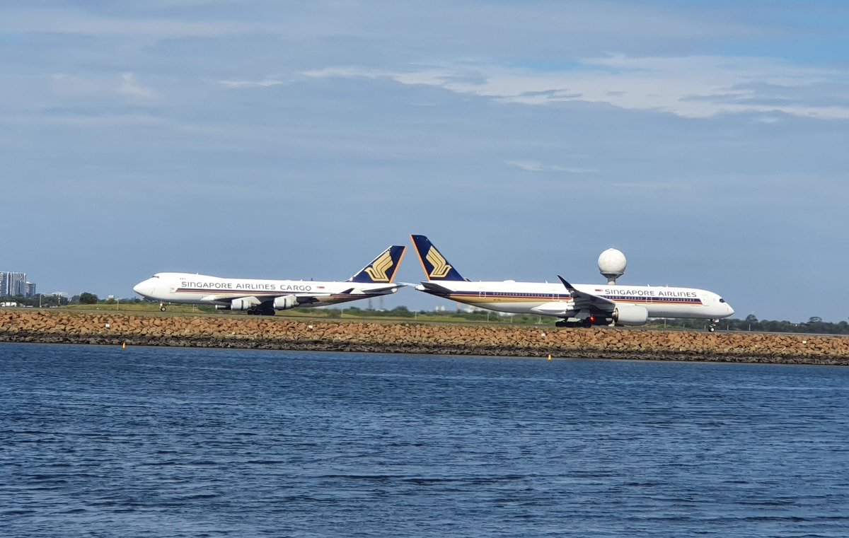 HebsurAbhijit's tweet photo. Do pilots wave at each other? @SingaporeAir @SydneyAirport https://t.co/bvKUvxOS5U