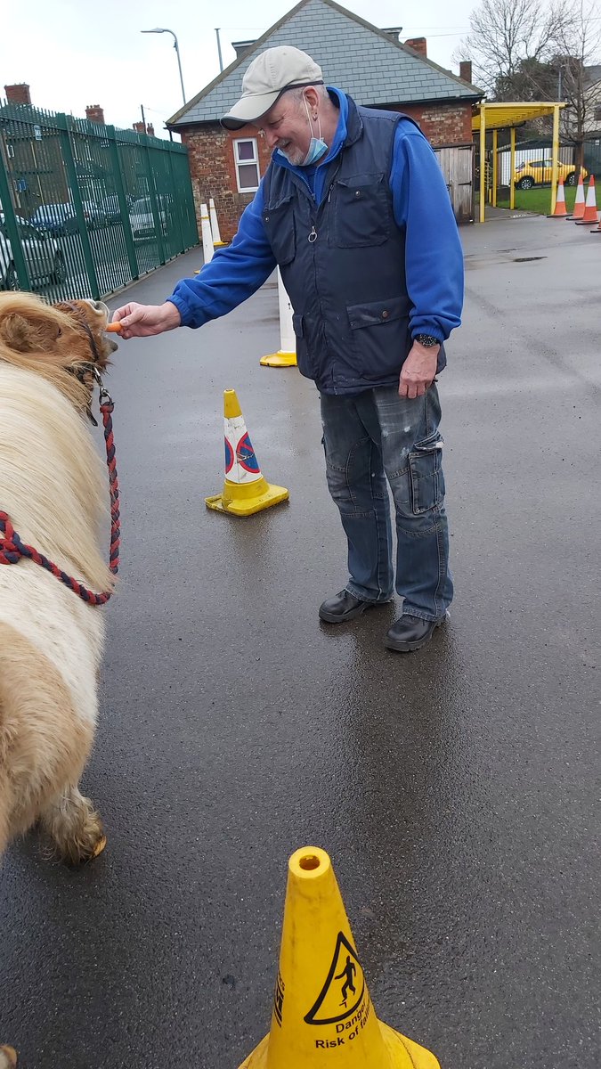 Its not just the kids that love it when the team visit. 

This is Ray the caretaker and he always makes sure there's a carrot or two available for the team and that I can get parked,we'd be lost without him on a Friday 🤩👍🥕🥕🥕

Thanks Ray,  you're a star!!! 🌟