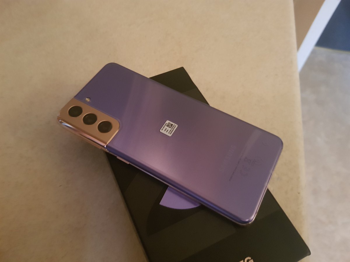 Saintbelle2016's tweet image. Binned off my planned run. Time to play with my new toy instead. Kick my battered old S8 to the kerb. I may need J's help to set it up. He owes me that for not doing his college work! The promised free ear buds a no show. SIGH EE!! Happy Saturday all. #rainplay #therapy 🌻🤳🌧 🧡