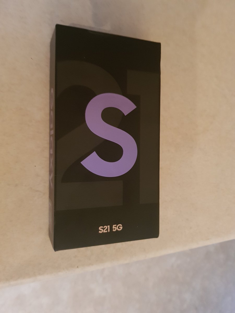 Saintbelle2016's tweet image. Binned off my planned run. Time to play with my new toy instead. Kick my battered old S8 to the kerb. I may need J's help to set it up. He owes me that for not doing his college work! The promised free ear buds a no show. SIGH EE!! Happy Saturday all. #rainplay #therapy 🌻🤳🌧 🧡