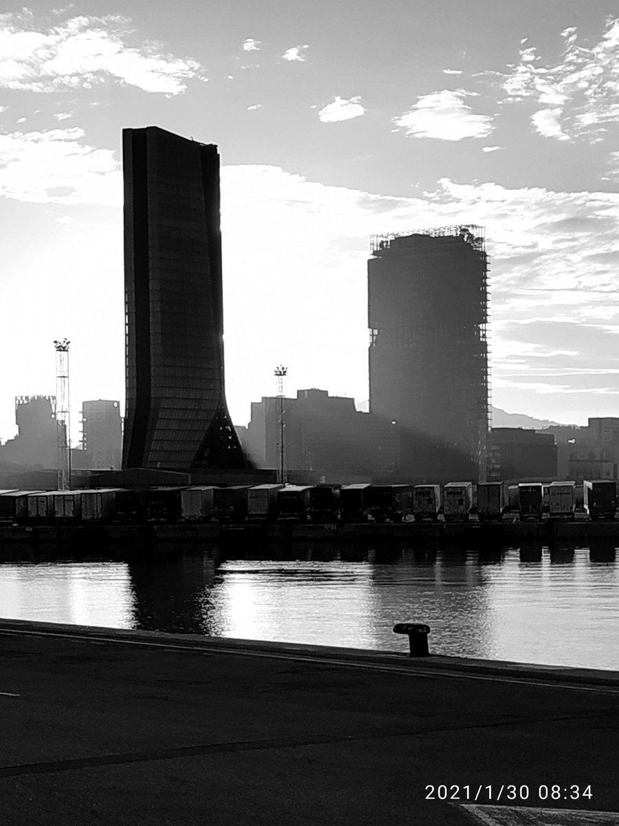ChaffardPascal's tweet image. La tour CMA. CGM (à gauche)