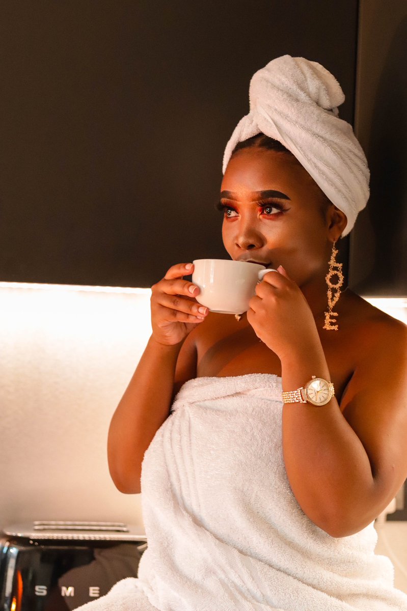 N8Graphixs's tweet image. I saw her in the kitchen Tryna make coffee and I had to take some photos 😍✨