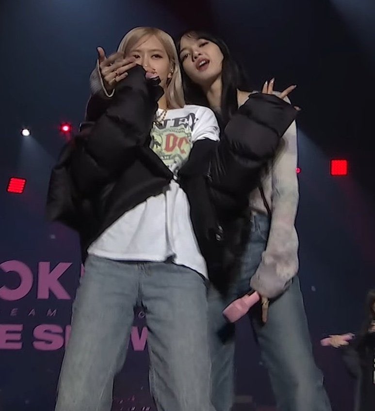 chipmunklisa's tweet photo. ค่ะ รู้แล้วค่ะว่าเป็นเเฟนกัน ไม่มีใครเค้ากล้าเเย่งเเล้วค่ะ โอเคมั้ย!!! #CHAELISA 💘💞 https://t.co/CB88yMJN1f