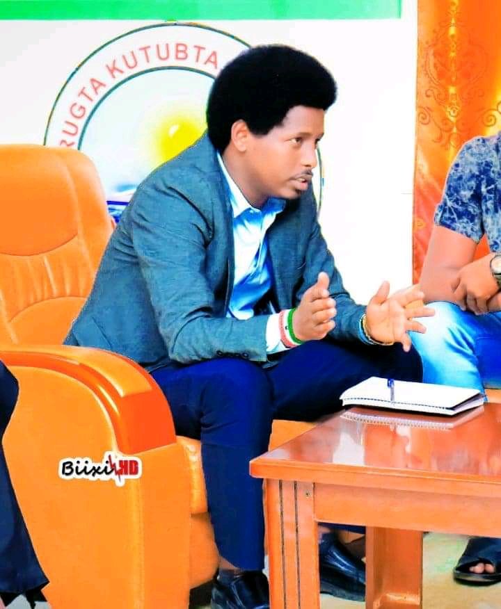 BerberaPublic's tweet photo. Shirka karaarinta geeddi-socodka iyo shaqo-maalmeedka Rugta, oo sannadkasta bisha 1aad maamulku shaqaalaha la yeesho ayaa noo qabsoomay. 

Wuxuu ahaa shir saddex (3) saacadood socday oo wax badan lagu lafo guray. https://t.co/0IBzdbaYwJ