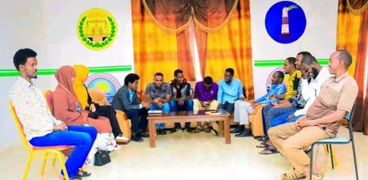 BerberaPublic's tweet photo. Shirka karaarinta geeddi-socodka iyo shaqo-maalmeedka Rugta, oo sannadkasta bisha 1aad maamulku shaqaalaha la yeesho ayaa noo qabsoomay. 

Wuxuu ahaa shir saddex (3) saacadood socday oo wax badan lagu lafo guray. https://t.co/0IBzdbaYwJ