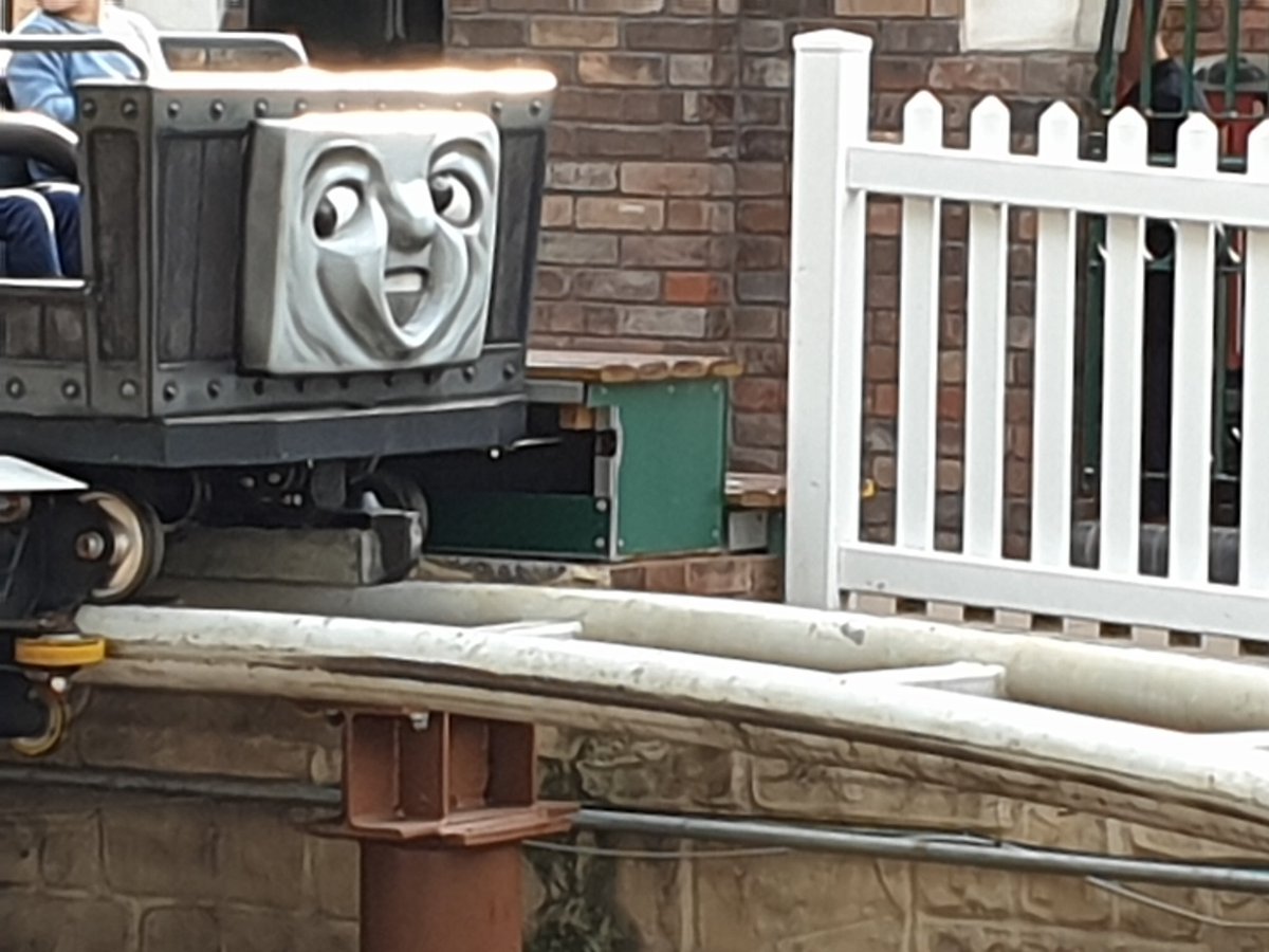 ParkAdventurer's tweet photo. When you see people behind you in the queue getting a bit too close &amp; not wearing masks https://t.co/sg7TdxG9LY
