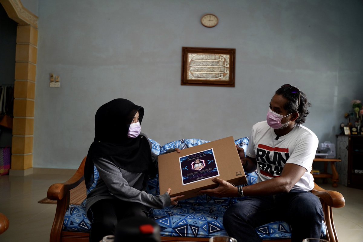 DigitalRembau's tweet photo. YB @Khairykj menyampaikan sumbangan laptop kpd pelajar IPT yang kurang berkemampuan di sekitar #ParlimenRembau. 

Bantuan ini bg membantu mrk yg terpaksa meneruskan pembelajaran dari rumah secara dlm talian berikutan pandemik #COVID19 

https://t.co/iyrm7jmi3E

#DigitalRembau https://t.co/ne8aPNjqFE