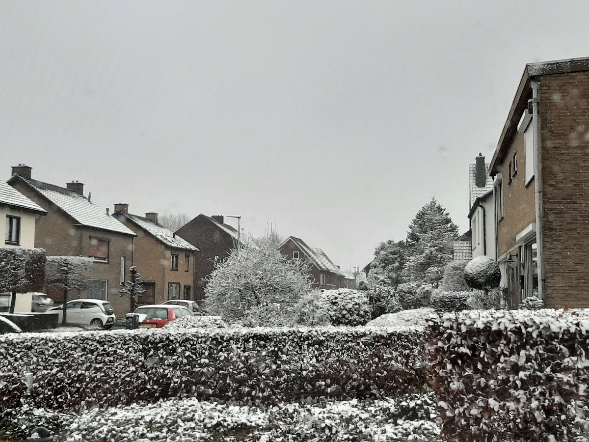 Ondertussen in ligt #zuidlimburg #doenrade er alweer winters bij! Van tijd tot tijd matige #sneeuw bij 0°c <a href="/helgavanleur/">Helga van Leur ☀</a> <a href="/weer/">Het weer</a> @Talpaweer