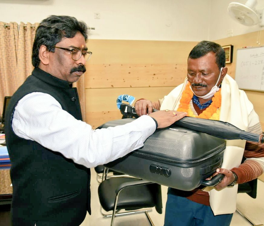 HemantSorenJMM's tweet photo. मुख्यमंत्री सचिवालय में कार्यरत आदेशपाल श्री अशोक प्रसाद जी आज सेवानिवृत्त हुए हैं। खुशी है करीब चार दशक तक सरकार में सेवा देने के बाद अशोक जी अपने जीवन के अगले पड़ाव पर प्रवेश कर रहे हैं। 
आज इस अवसर पर मैं अशोक जी को सुखमय जीवन और उत्तम स्वास्थ्य की शुभकामना देता हूँ। https://t.co/IvjTYEI8TC