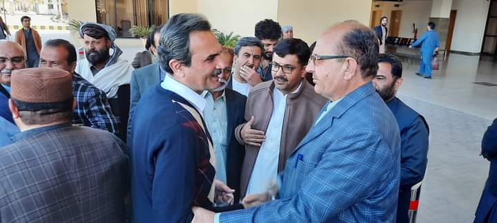 ANPMarkaz's tweet photo. عوامی نیشنل پارٹی کے مرکزی سینئر نائب صدر امیرحیدر خان ہوتی اور مرکزی سیکرٹری جنرل میاں افتخارحسین دورہ کوئٹہ مکمل ہونے کے بعد واپس روانہ۔ اے این پی بلوچستان کے صدر اصغرخان اچکزئی اور دوسرے رہنماؤں نے انہیں رخصت کیا۔
#ANP | #ANPBalochistan https://t.co/qcoRIK7CZH