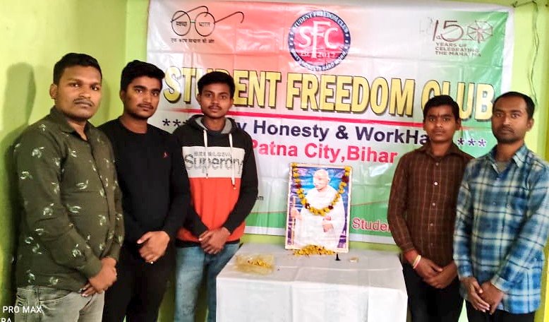Sfc4India's tweet photo. आज @Sfc4India द्वारा राष्ट्रपिता महात्मा गाँधी जी की 73वी पुण्यतिथि मनाई गई।।
हे राम
#MahatmaGandhi
#studentfreedomclub
#महात्मा_गांधी https://t.co/DirmgN500L