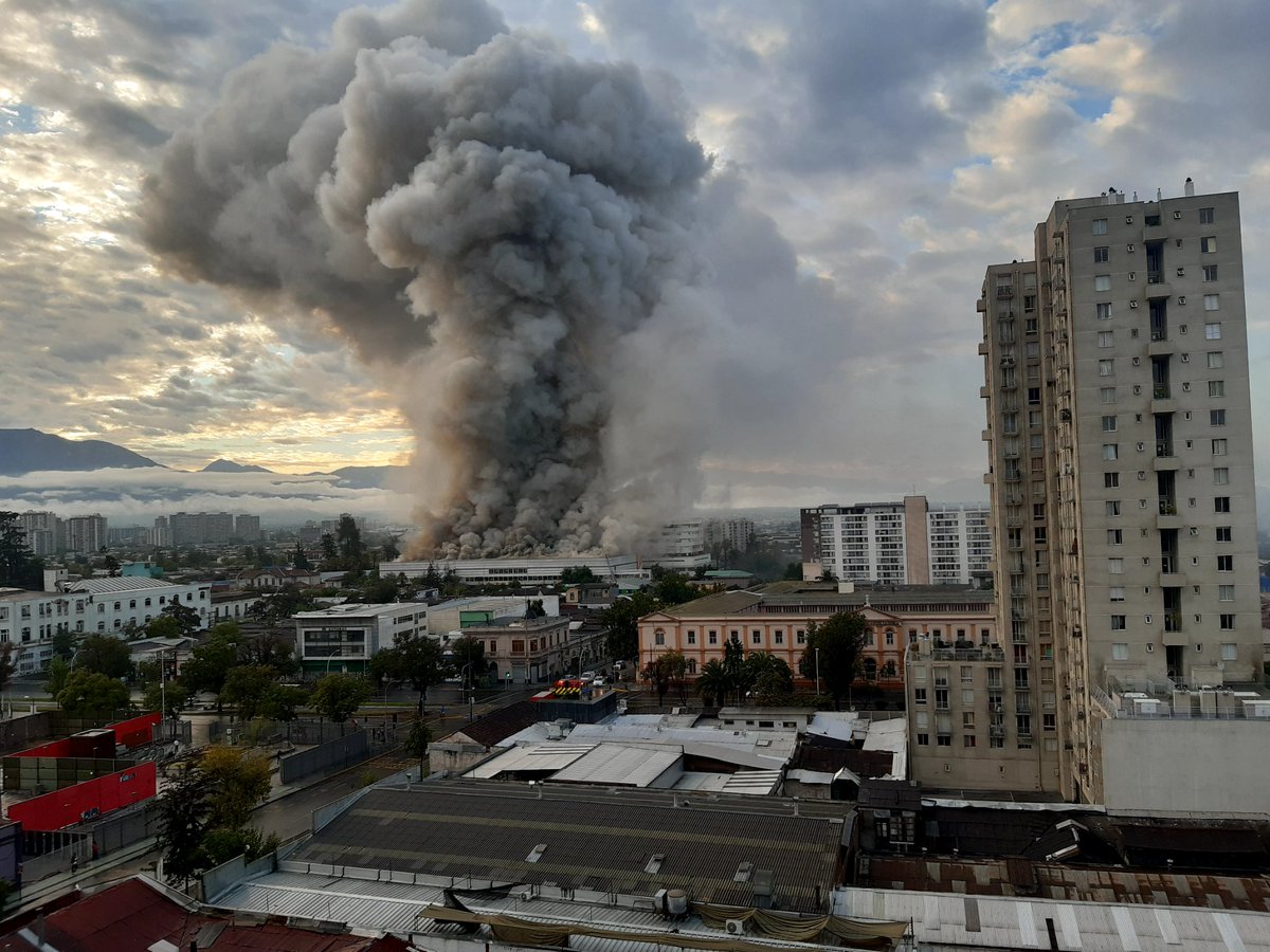 aleezxD's tweet photo. Incendio en el Hospital San Borjas, Santiago Centro https://t.co/fJBfxDc7qG