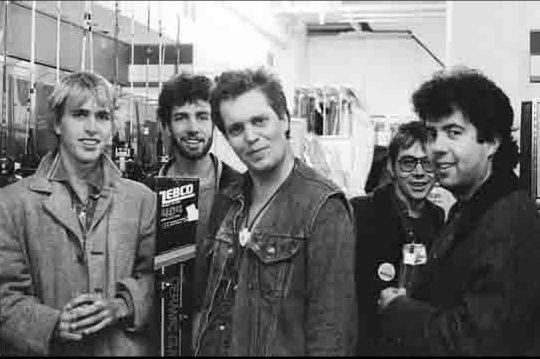 VLafora's tweet image. "Lluvia de Kentucky" un pedazo de programa el que nos ha brindado #OscarDeVega @rutaalrock con el inicio de @commonwealther seguido de #GreenOnRed @blackberrysmoke #MariaMckee Un repertorio ampliado y variado con @TheBandCracker @TheWildHorses1 hasta @ElvisPresley. Genial!!