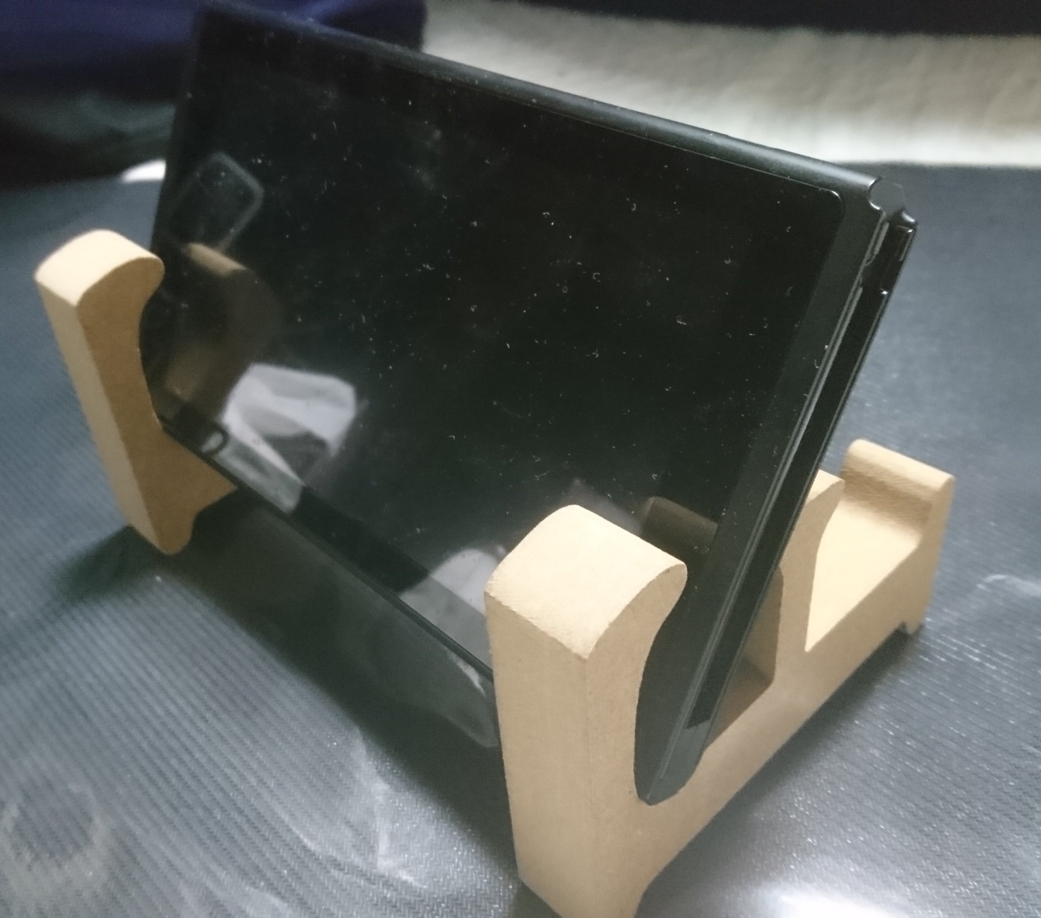 チーノcino 100均にあるffがswitchを置くのに丁度良い 充電ケーブルを差したままでゲームも出来る T Co Mtgujgalke Twitter
